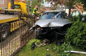 Polizeiinspektion Hildesheim: POL-HI: Verkehrsunfall in der Ortsdurchfahrt Breinum; Pkw landet im Vorgarten