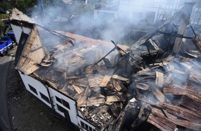 Feuerwehr Lennestadt: FW-OE: Dachstuhlbrand entwickelt sich zum Gebäudebrand