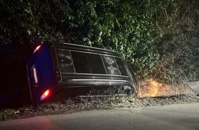 Polizei Minden-Lübbecke: POL-MI: Gestohlenes Auto in Graben gelenkt - Fahrer geflüchtet