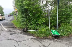 Kreispolizeibeh&ouml;rde M&auml;rkischer Kreis: POL-MK: Schild besch&auml;digt und gefl&uuml;chtet