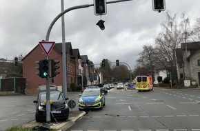 Kreispolizeibehörde Höxter: POL-HX: Opel-Fahrer prallt gegen Ampelmast