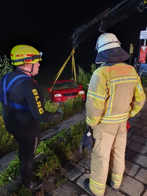 POL-STD: Tageswohnungseinbruch in Stade, Auto rollt in die Elbe - Großeinsatz für Feuerwehr und DLRG in der vergangenen Nacht
