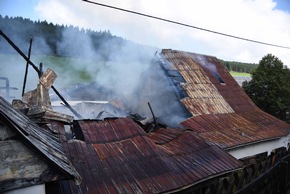 FW-OE: Dachstuhlbrand entwickelt sich zum Gebäudebrand