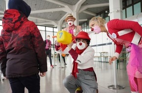 ROTE NASEN: Eine Arie für das Lachen: Star-Tenor Rolando Villazón alias Clown Dr. Rollo besucht ukrainische Geflüchtete in Berlin-Tegel