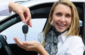 CosmosDirekt: "Leihst du mir dein Auto?" - Freundschaftsdienst ohne Stress (FOTO)