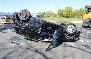 Polizei Minden-L&uuml;bbecke: POL-MI: Kreuzungsunfall - Auto &uuml;berschl&auml;gt sich