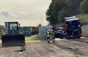 Feuerwehr Hattingen: FW-EN: Umgestürzter LKW - Fahrer wurde verletzt