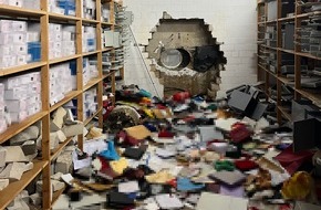 Polizei Gelsenkirchen: POL-GE: Einbrecher bohren Loch in Tresorraum/Zeugen gesucht