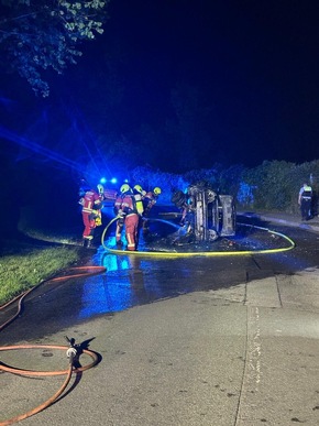 FW-Velbert: Schwerer Verkehrsunfall mit Fahrzeugbrand - eine Person schwer verletzt