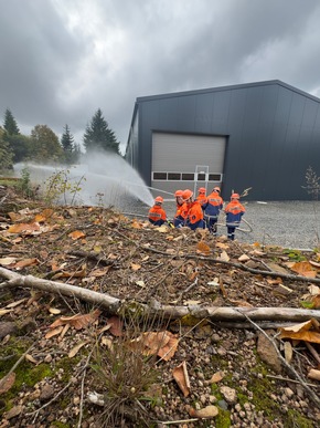 FW-OE: Abschlussübung der Jugendfeuerwehren der Gemeinde Kirchhundem