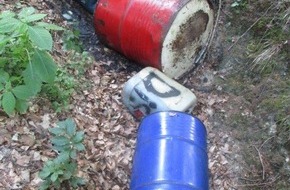 Polizeiinspektion Göttingen: POL-GÖ: (383/2018) Unbekannte entsorgen Kanister und Altölfässer im Wald bei Bühren - Erdboden und Pflanzen verunreinigt