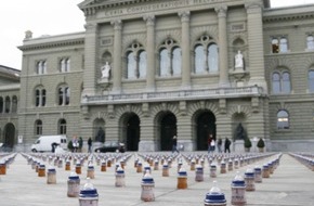 Helvetas: Wassernot tötet Kinder: Helvetas Mahnmal auf dem Bundesplatz