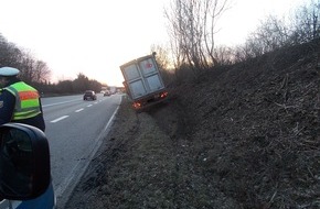 Polizeidirektion Landau: POL-PDLD: Godramstein B 10
Verkehrsunfall mit alleinverunfalltem LKW