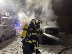 FW-AUR: Fahrzeugbrand in dichtem Schneetreiben bek&auml;mpft