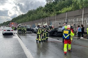 Feuerwehr Bochum: FW-BO: Verkehrsunfall auf A448 mit mehreren Pkw