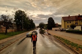 Freiwillige Feuerwehr Werne: FW-WRN: TH_1 - Wasser ca. 20 cm hoch auf der Straße und läuft nicht ab / TH-1 - Tragehilfe für den Rettungsdienst / F_BMA - ausgelöste Brandmeldeanlage