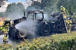 Kreisfeuerwehr Oldenburg: FW-OLL: Traktor mit Presswickelkombination vollst&auml;ndig ausgebrannt - Feuerwehr verhindert weitere Brandausbreitung