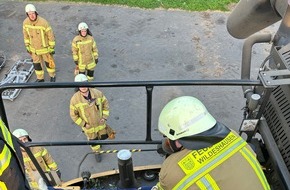 Kreisfeuerwehr Oldenburg: FW-OLL: Rettung aus der Höhe: Feuerwehr Wildeshausen übt Notfallrettung bei Herzstillstand auf einem Mähdrescher