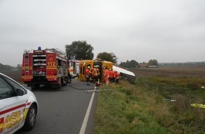 Polizeiinspektion Nienburg / Schaumburg: POL-NI: Tanklastzug kommt von Straße ab - Fahrer schwer verletzt - Vollsperrung über Stunden