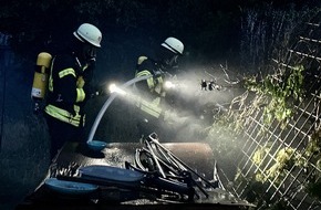 FFW Gemeinde Schwalmtal: FFW Schwalmtal: Feuerwehr löscht Heckenbrand