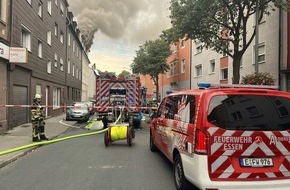 Feuerwehr Essen: FW-E: Massiver Kellerbrand in Essen-Altendorf - Menschenrettung über Drehleitern
