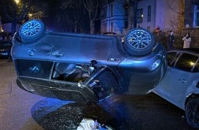 Polizeipr&auml;sidium S&uuml;dosthessen: POL-OF: Mini-Cooper &uuml;berschlug sich: Fahrer verletzt und zwei parkende Autos besch&auml;digt