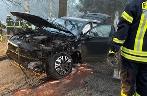 Freiwillige Feuerwehr Samtgemeinde Fredenbeck: FFW Fredenbeck: 20-jähriger fährt gegen Baum / PKW stark beschädigt