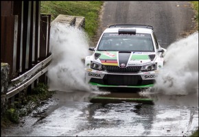 Fernsehjournalist Jenke von Wilmsdorff geht im SKODA Rallye-Auto ans Limit (FOTO)