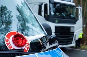 Polizei Bielefeld: POL-BI: Verkehrspolizisten decken durch verlassenes Auto zahlreiche Verstöße einer Spedition auf
