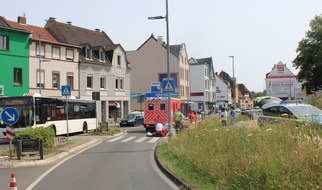 Polizei Rheinisch-Bergischer Kreis: POL-RBK: Bergisch Gladbach - 14-Jährige wird an Fußgängerüberweg von Auto erfasst und dabei schwerverletzt