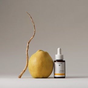 Die neue Produktinnovation: Hydrating Serum Plus – das Feuchtigkeitsserum von Dr. Hauschka mit antioxidativer Wirkung ist effektiver als Hyaluron*.