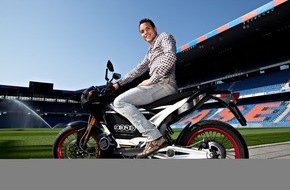 Migros-Genossenschafts-Bund: Un gagnant de marque au jeu "m-way" Le footballeur professionnel Philipp Degen (27 ans) enfourche un deux-roues électrique