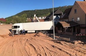 Polizeidirektion Pirmasens: POL-PDPS: Sattelzug fährt sich in Baustelle fest und beschädigt Carport