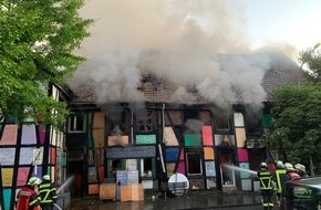 Feuerwehr Dortmund: FW-DO: 23.06.2022 Feuer in Mengede Fachwerkhaus steht im Vollbrand