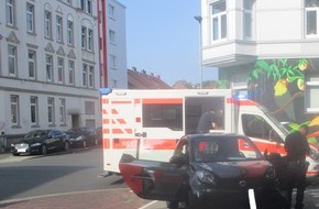 Polizeiinspektion Wilhelmshaven/Friesland: POL-WHV: Verkehrsunfall in Wilhelmshaven - Auffahrunfall (FOTO), zwei Fußgänger betroffen, beide leicht verletzt