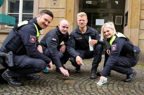 POL-OS: Gemeinsam erinnern, Haltung zeigen: Polizei reinigt Stolpersteine in Osnabr&uuml;ck