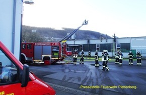 Feuerwehr Plettenberg: FW-PL: OT- Stadtmitte. Brand an Härteofenanlage griff auf Hallendach über. Feuerwehr hatte Brand schnell unter Kontrolle