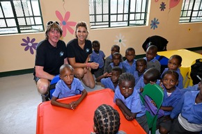 sonnenklar.TV eröffnet mit Schlagerstars Schule in Namibia