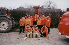 Feuerwehr Kleve: FW-KLE: Hochwasser am Rhein vor 30 Jahren - Die Löschgruppe Düffelward erinnert sich