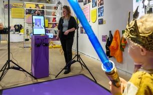 Letzte Chance: Ausstellung «geliebt, gelobt, gehypt» begeistert mit KI-Begleitung Familien &amp; junge Menschen