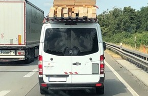 Polizeidirektion Kaiserslautern: POL-PDKL: Komplettes Carport auf Dach transportiert...