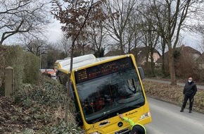 Freiwillige Feuerwehr Lage: FW Lage: TH 2 P-klemmt 2: VU mit Bus und mehreren Personen - 15.02.2022 - 7:46 Uhr