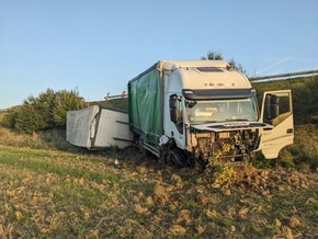 API-TH: Schwerer Lkw Unfall bei Eisenach auf der A 4 - Hängerzug durchbricht Leitplanke und landet auf Feld!