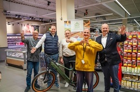 Edeka Südwest: Presse-Information: Glückliche Gewinnerin eines E-Bikes