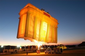 Warsteiner Brauerei: Glühendes Finale: Das Brandenburger Tor hebt ab