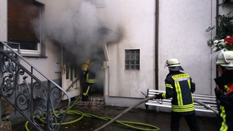 FW-AR: Großeinsatz der Arnsberger Feuerwehr bei Wohnungsbrand in Müschede - ein Verletzter