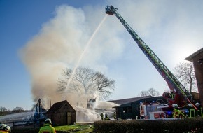 Kreisfeuerwehrverband Rendsburg-Eckernförde: FW-RD: Scheune auf Pferdehof in Blumenthal abgebrannt