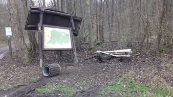 Polizeiinspektion Hameln-Pyrmont/Holzminden: POL-HM: Unterstand mit Wanderkarte am Waldrand umgedrückt - Verursacher flüchtet (Zeugenaufruf)