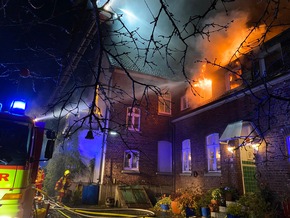 FW-Heiligenhaus: Dachstuhlbrand in einem Wohngebäude