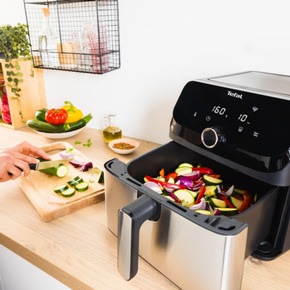 Mehr Platz für mehr Vielfalt in der Küche: Die Heißluftfritteusen-Topmodelle von Tefal gibt es jetzt mit extra großem Fassungsvermögen